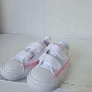 Converse girls Infant/toddler size: 7 color white/pink